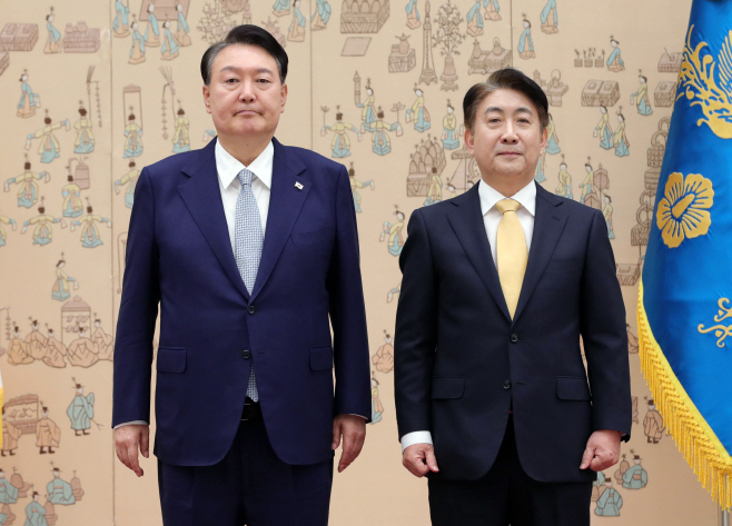 윤석열 대통령, 이동관 신임 방통위원장 임명장 수여