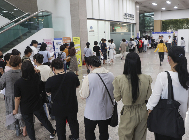 취업고민, 내일자리는 어디에<YONHAP NO-2889>