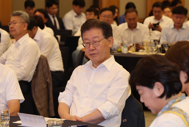 발언 듣는 이재명 대표