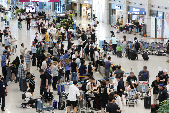 북적이는 인천공항 입국장<YONHAP NO-3446>