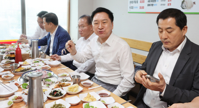 국민의힘, 횟집 오찬<YONHAP NO-3379>