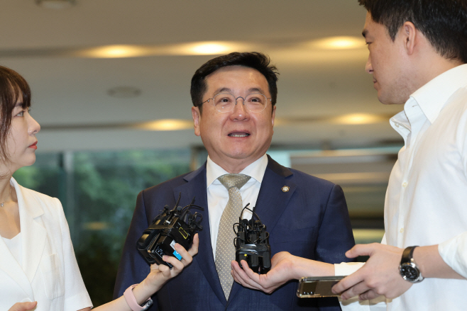 취재진 질문 답하는 이찬희 삼성 준감위원장<YONHAP NO-0884>