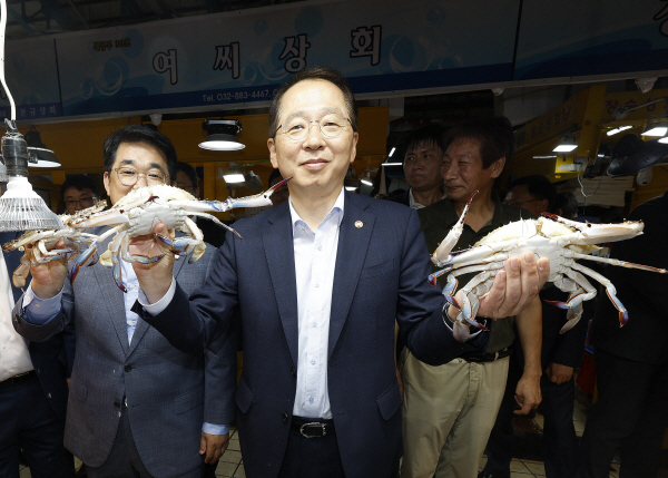 꽃게 들어 보이는 조승환 장관<YONHAP NO-2805>
