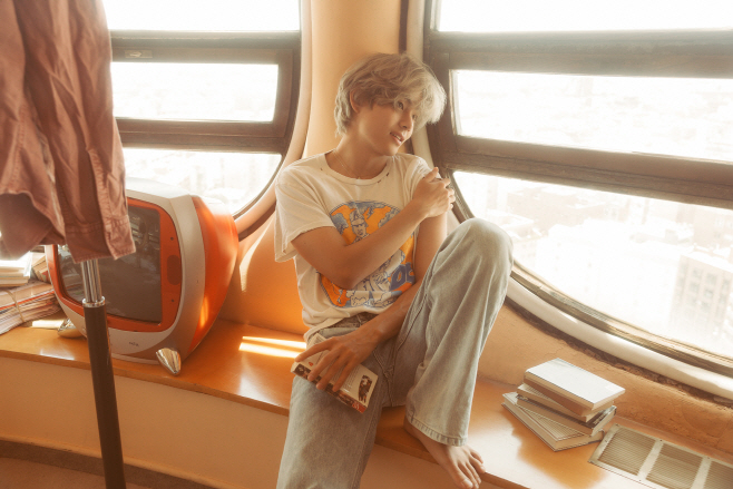방탄소년단 뷔_솔로 앨범 'Layover' 포토 (1)
