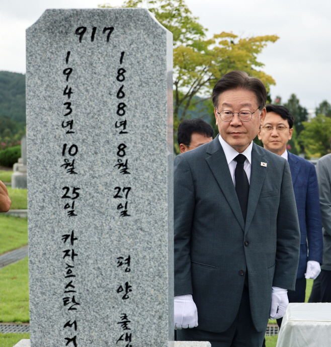 홍범도 장군 묘역 찾은 이재명 대표