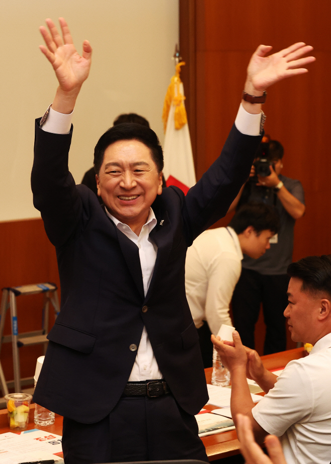인사하는 김기현 대표<YONHAP NO-2913>