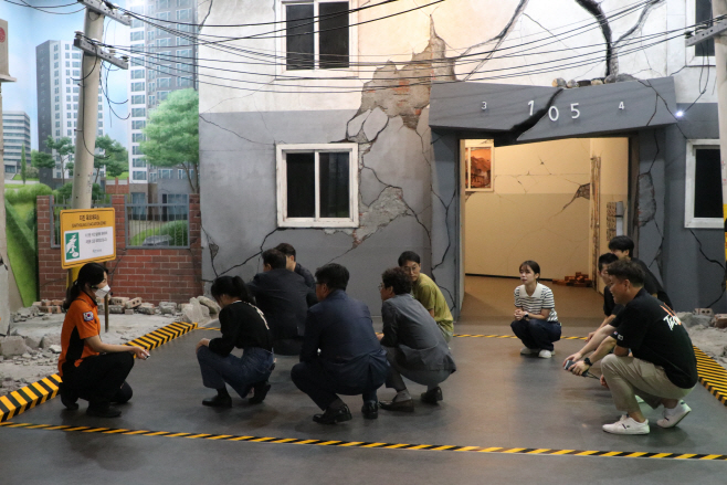 지진 안전체험 중인 사진