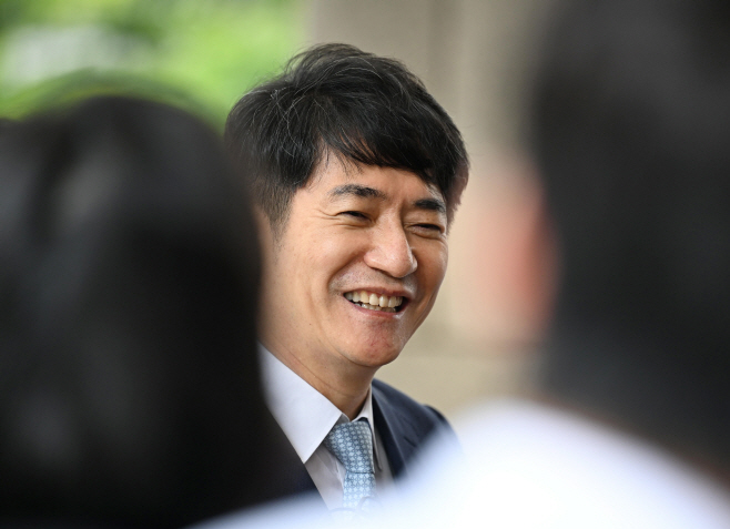 대법원 들어서는 이균용 대법원장 후보자<YONHAP NO-2457>