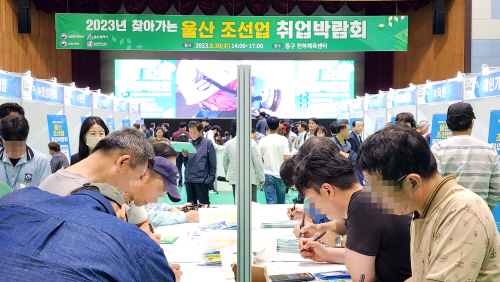 이력서 작성하는 구직자들<YONHAP NO-3531>