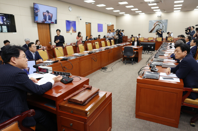 여당 불참에 항의하는 야당