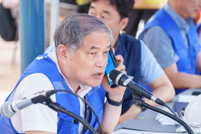 사진1. 재난안전통신망을 활용하여 상황대응하는 김한성본부장