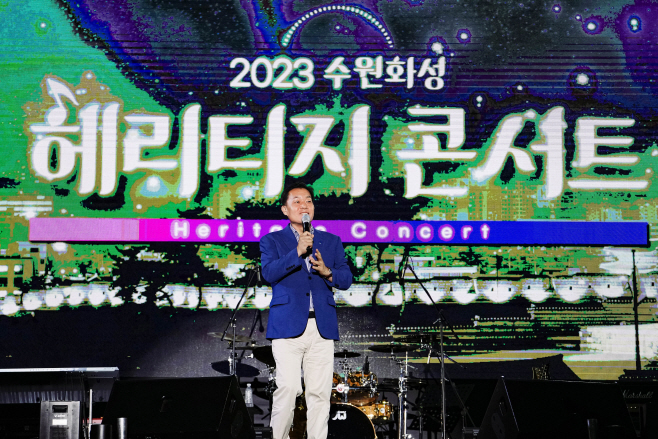이재준 수원시장이 시민들에게 인사하고 있다.