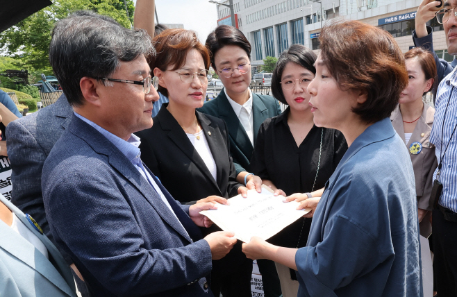 일본 오염수 해양투기 반대 서명지 전달