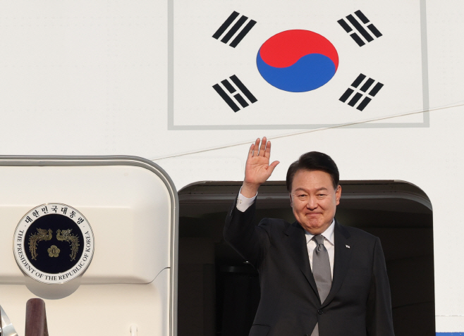 윤석열 대통령, 한미일 정상회의 참석차 미국 출국