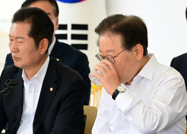 [포토] 물 마시는 이재명 대표