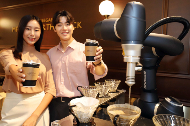 신세계百, 로봇이 내린 드립커피 맛보세요 (가로 1)