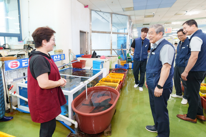 사진1. 수산시장 상인과 대화하는 김한성 본부장
