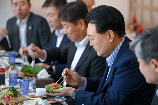 윤석열 대통령, 노량진 수산시장 찾아 우리 수산물로 점심 식사