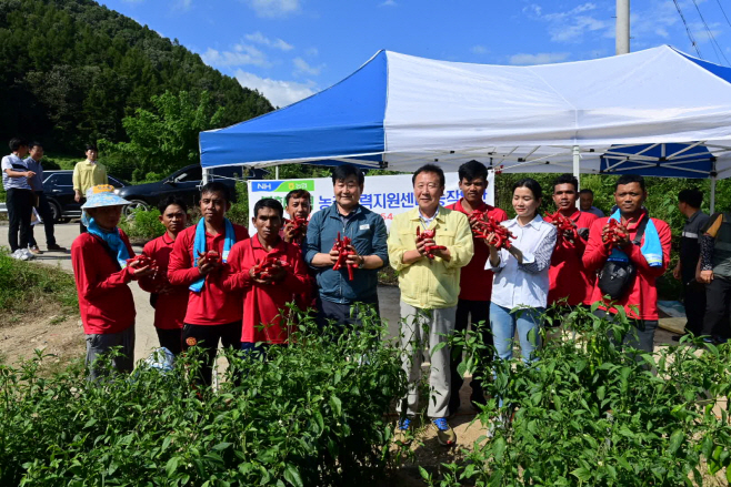 1. 박현국 봉화군수와 공공형 계절근로자들 (2)