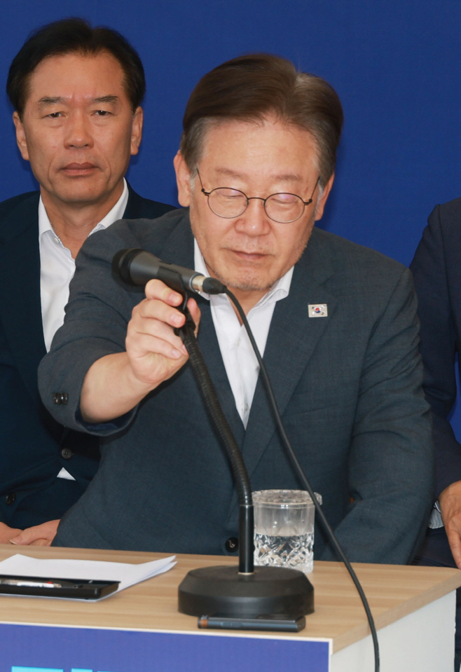 마이크 위치 조정하는 이재명 대표