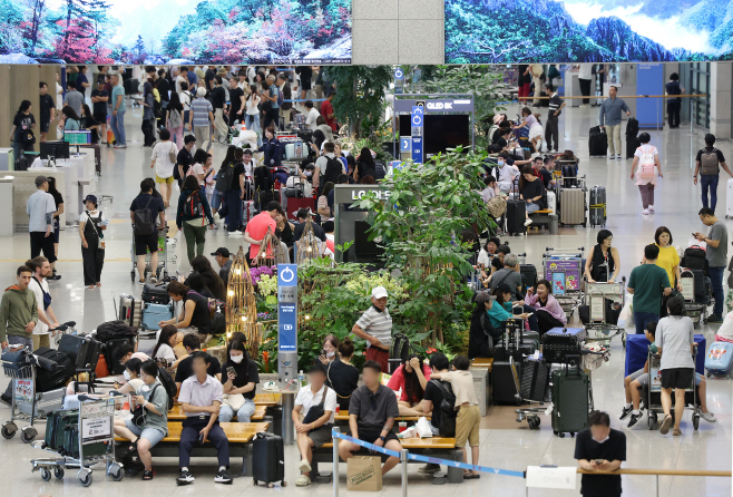 북적이는 인천공항 입국장<YONHAP NO-3414>