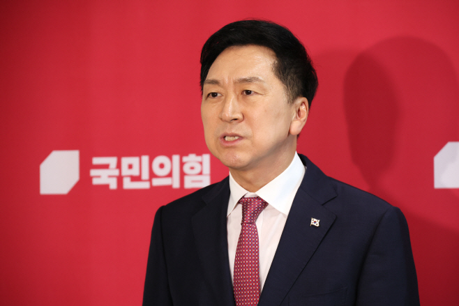 백브리핑하는 김기현