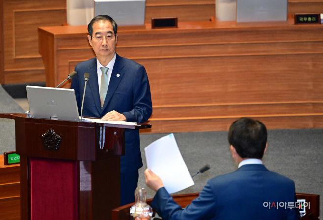 [포토] 성일종 국민의힘 의원 질의 듣는 한덕수 총리