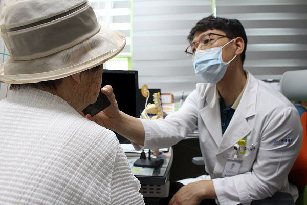 고령환자를 진료보는 비뇨의학과 전문의 오정현 진료부장