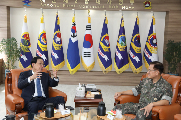 (사진자료)수협 어업인 안전 조업 앞장 해군에 감사 (1)