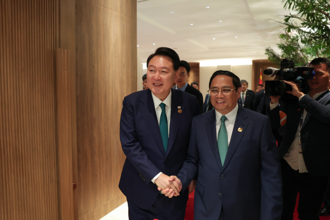 악수하는 윤석열 대통령과 팜 민 찐 베트남 총리