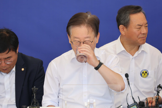 물 마시는 이재명 대표