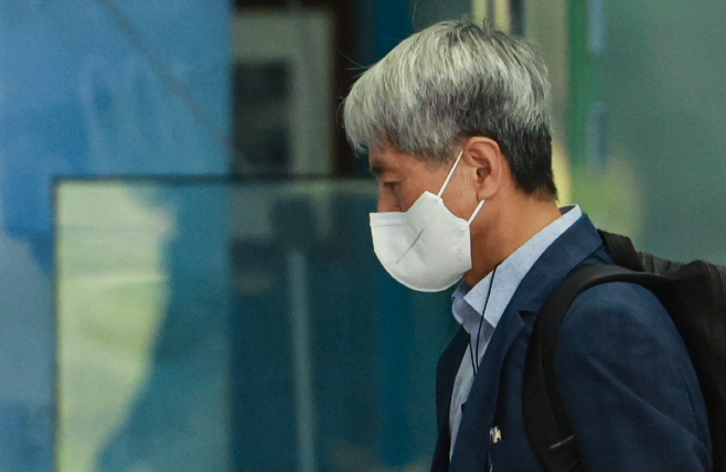 조사실 향하는 신학림 전 언론노조 위원장<YONHAP NO-2131>