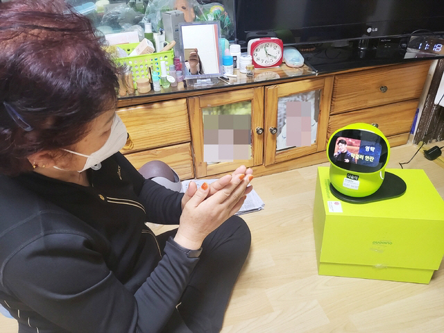 익산시로부터 인공지능(AI) 반려로봇을 지원받은