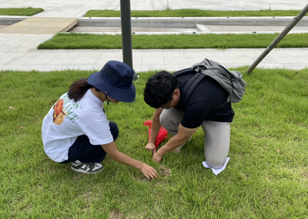 230907_사진자료(친수공원 내 토양시료를 채취중인 점검단)