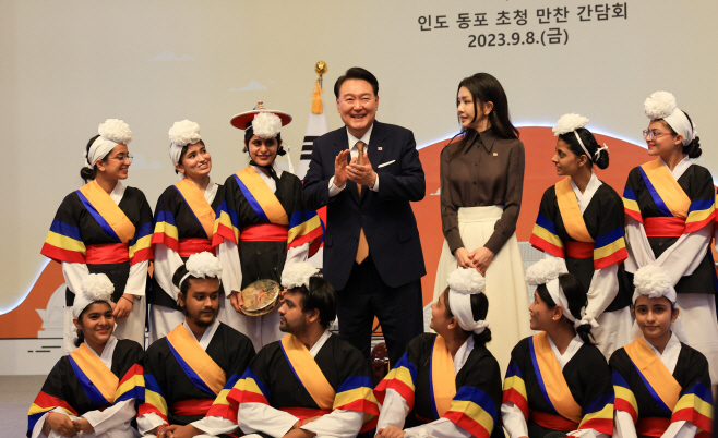 사물놀이팀과 기념촬영하는 윤석열 대통령 내외