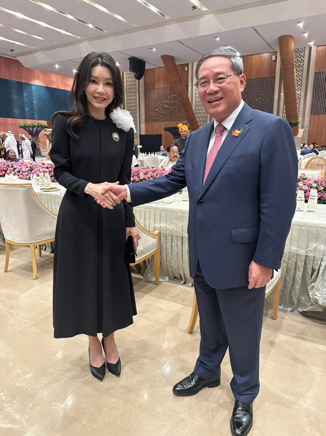 리창 중국 총리와 기념 촬영하는 김건희 여사