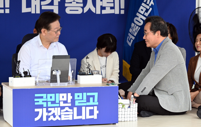 [포토] 대화하는 이재명·이낙연