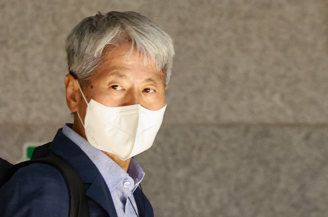 검찰 출석하는 신학림 전 언론노조 위원장<YONHAP NO-2078>