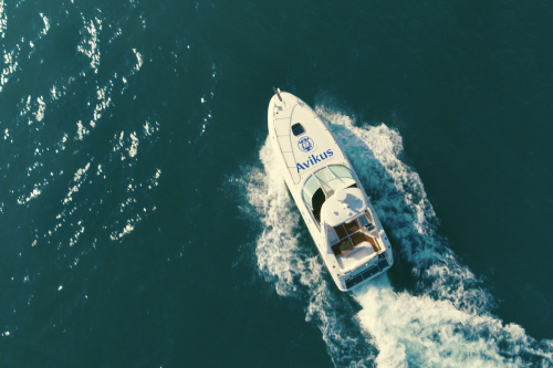 아비커스의 자율운항시스템이 설치된 레저용 보트 사진