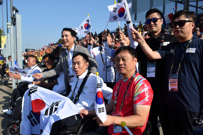 선수들 응원하는 박민식 장관<YONHAP NO-2060>