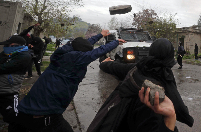 쿠데타 50주년 앞두고 경찰차에 돌 던지는 칠레 시위대