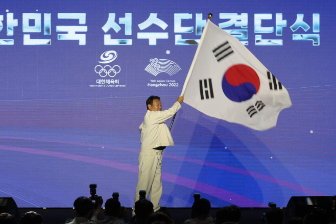 단기 흔드는 최윤 선수단장<YONHAP NO-3240>