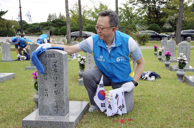 신한은행 국군의날 맞이 현충원 봉사활동 사진2