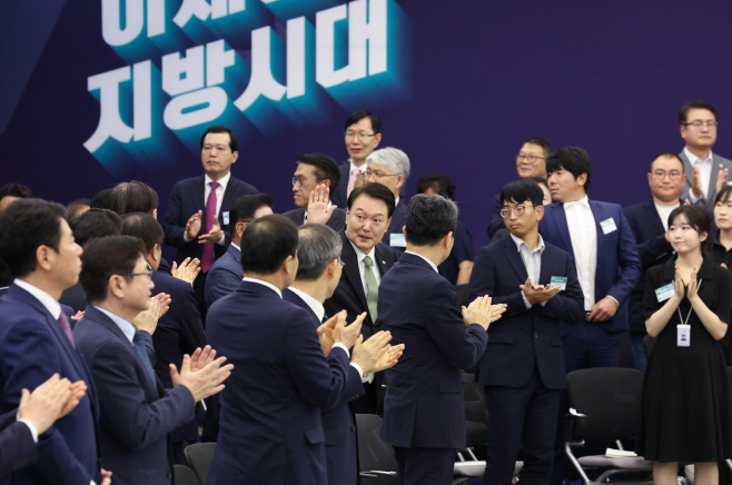 지방시대 선포식 입장하는 윤석열 대통령