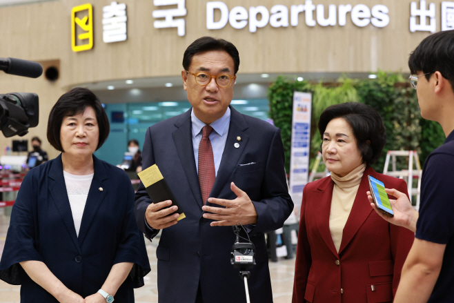 정진석 한일의원연맹 회장 일본 출국<YONHAP NO-2754>
