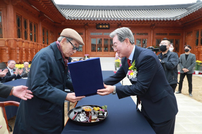 상수연 및 관정재 준공 기념식 감사패 증정)