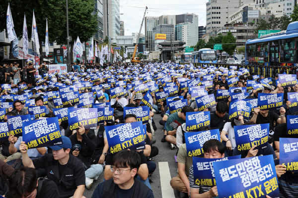 철도노조 파업 첫날 참가율 21.7%…평시 대비 열차 운행률 74.6%