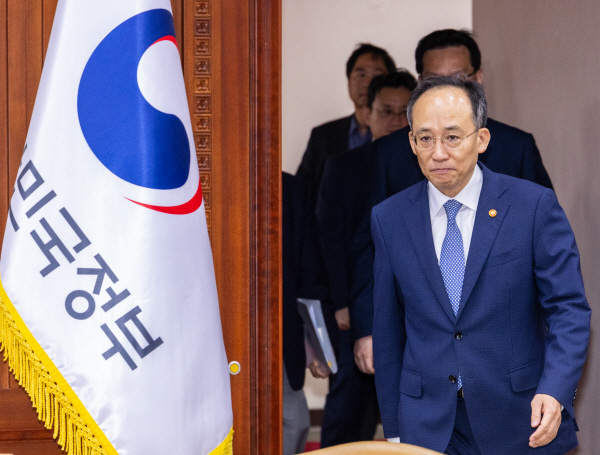 물가ㆍ민생 점검 회의 입장하는 추경호 부총리<YONHAP NO-1749>