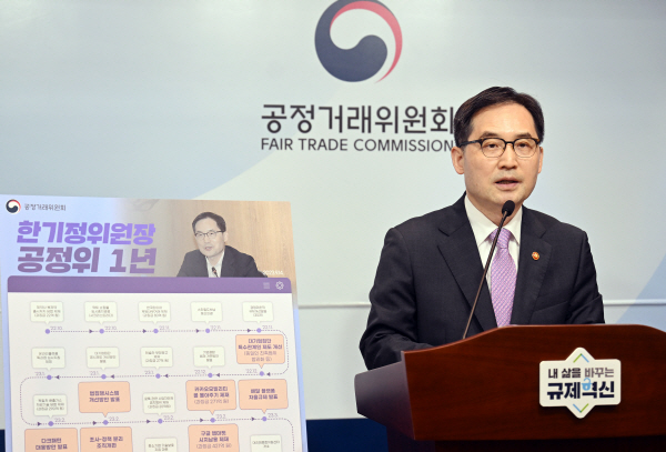 [포토]취임 1년 기자간담회에서 발언하는 한기정 위원장