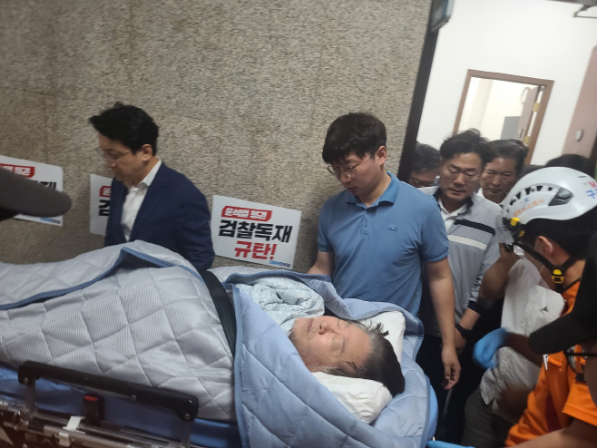 '단식 19일째' 이재명, 건강 악화로 병원행